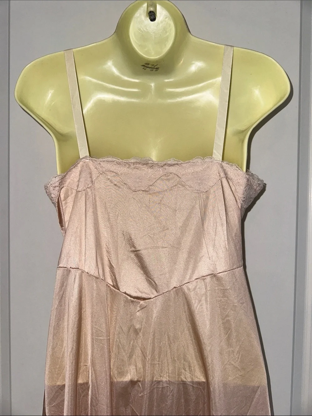Vintage 60s light blush pink full nylon slip with lace detailing - Picture 6 of 8